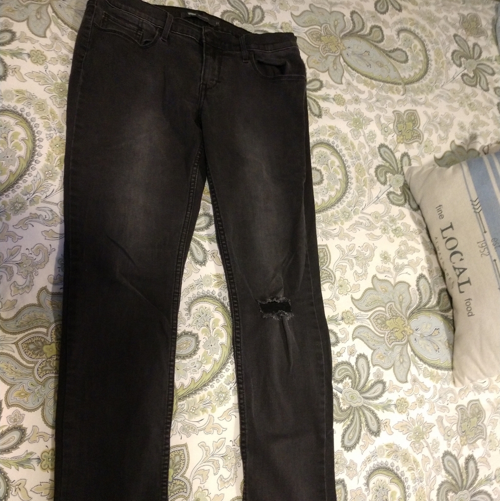 Levi's Women's Skinny Jeans - Black with Distressed Knee